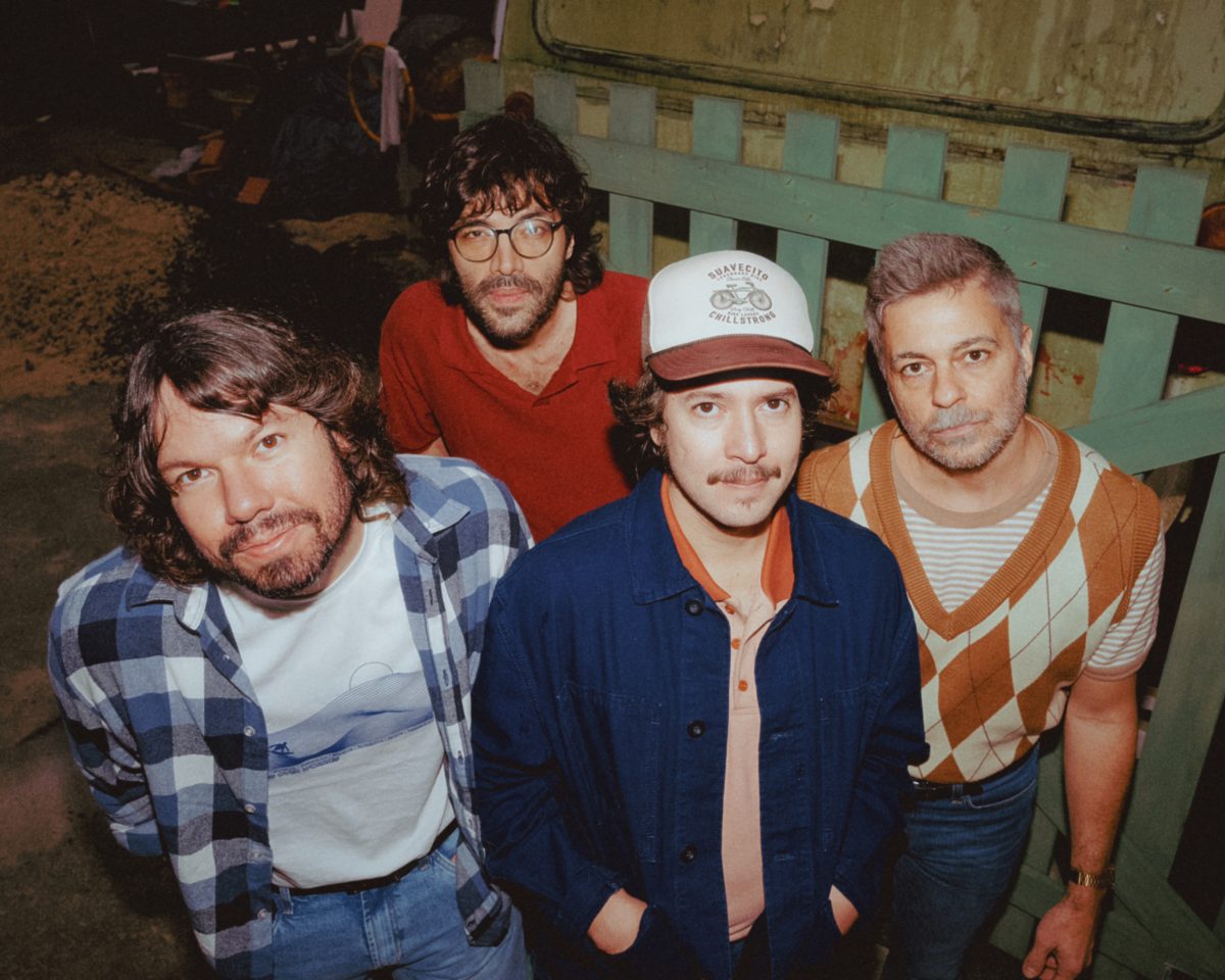 Os quatro integrantes da banda Maglore posando lado a lado